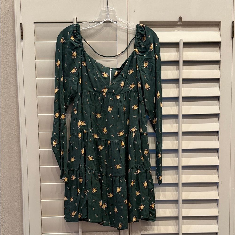 Elegant Long Sleeve Floral Dress in Deep Green